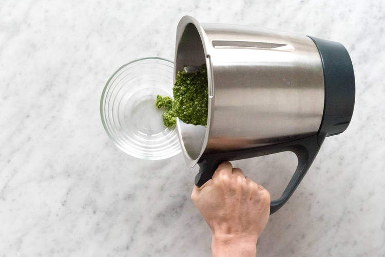 Pesto umfüllen