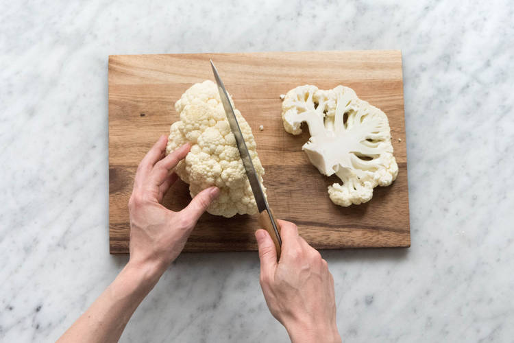 Blumenkohlsteaks schneiden