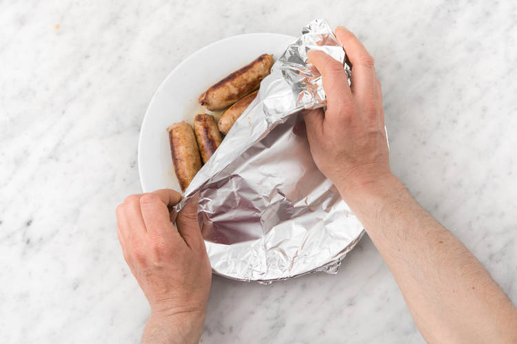 Bewaar de worstjes onder aluminiumfolie