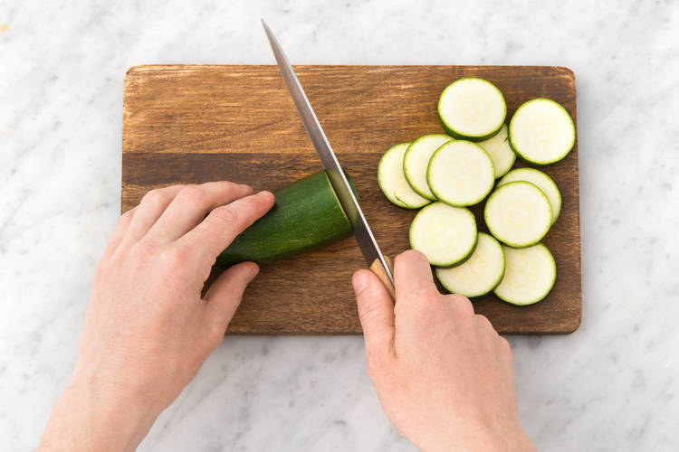 Snijd de courgette en de tomaat