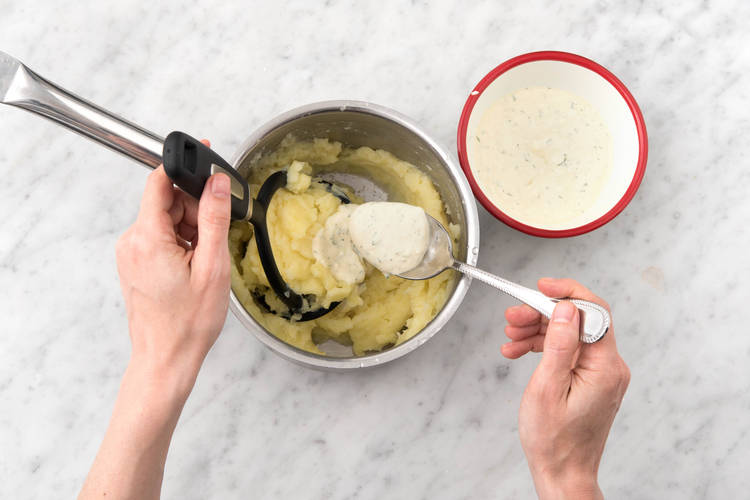 Voeg een deel van de saus toe aan de aardappelpuree.