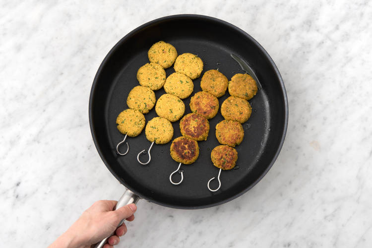 Bak de falafelspiezen.