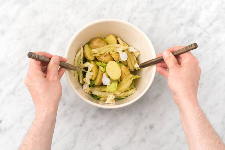 Verdeel de dressing over de salade.