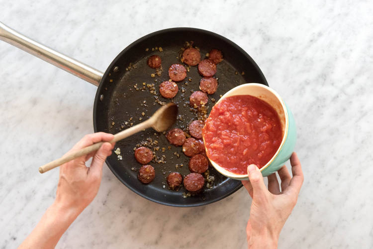Stückige Tomaten zufügen