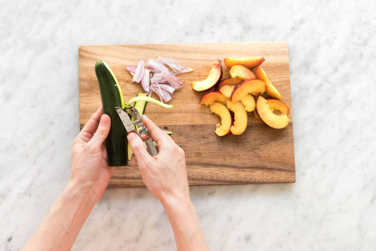 Zucchinistreifen hobeln