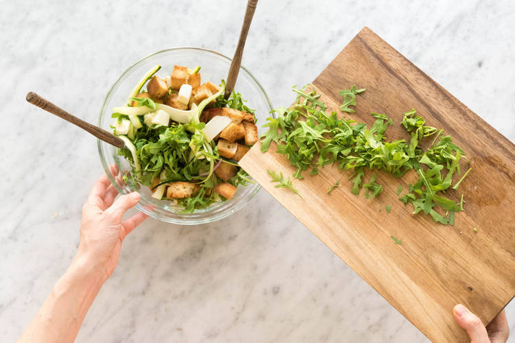 Salat vermengen