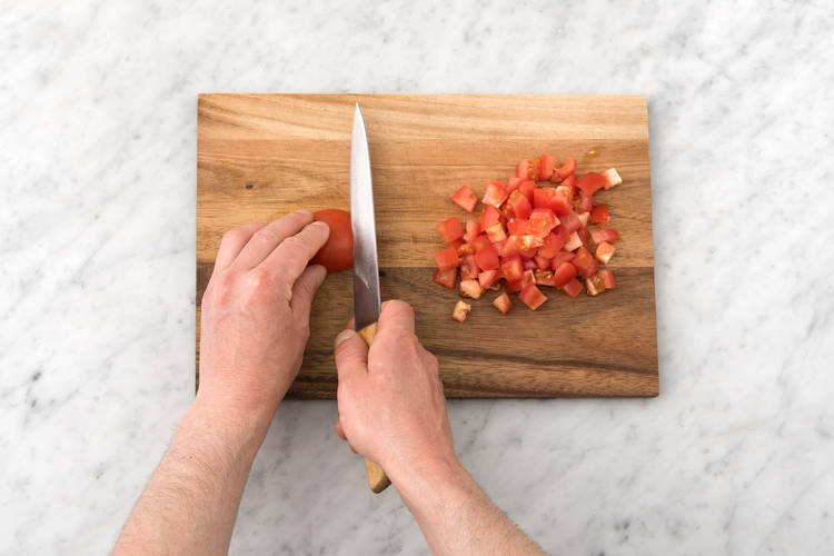 Snijd de tomaten in blokjes