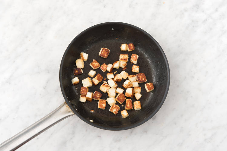 Bak de blokjes paneer goudbruin