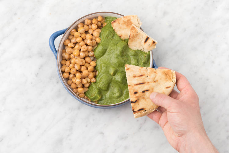 Verdeel over de borden en garneer met het naanbrood