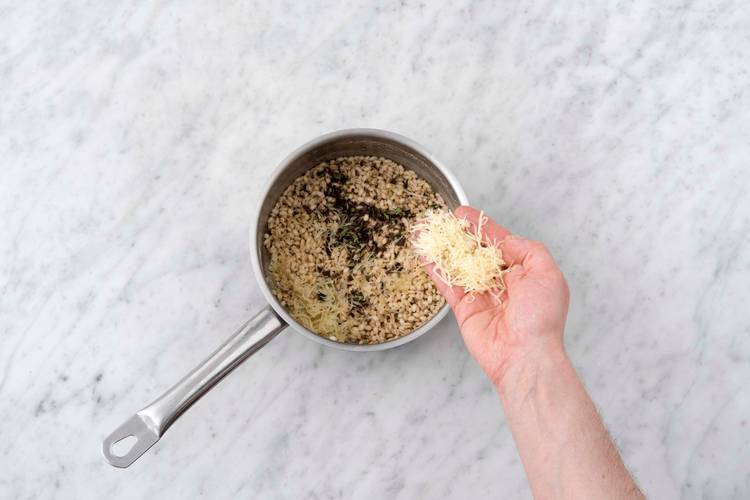 Cheddar und Oregano zufügen