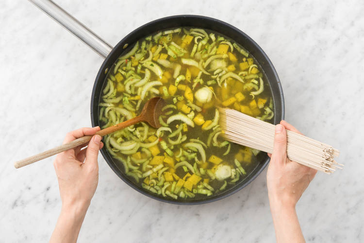 Voeg de bouillon toe aan de soeppan.