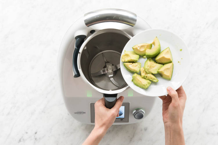 Avocado, Sauerrahm und Salz und Pfeffer hinzugeben