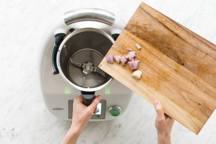 Knoblauch und Schalotten in den Mixtopf geben