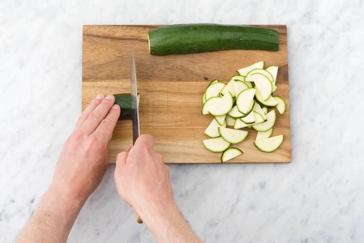Coupez les courgettes en fines tranches