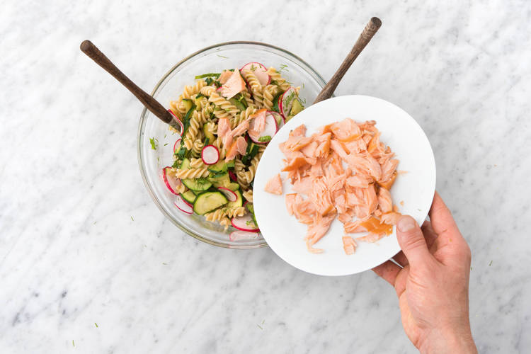 Ajoutez le saumon fumé à la salade
