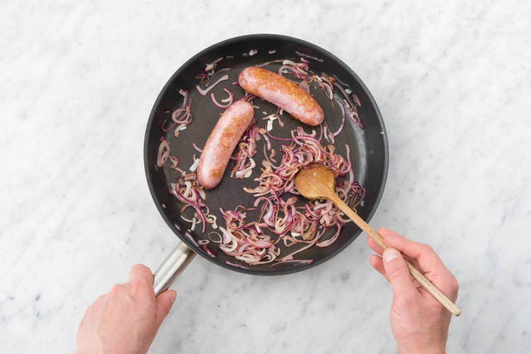 Voeg de worst toe aan de pan.