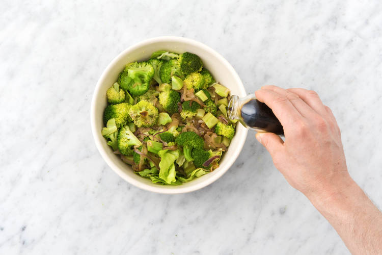 Besprenkel de salade met balsamicoazijn.
