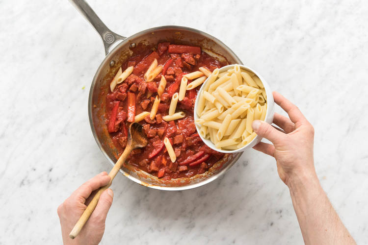 Penne unter die Soße heben