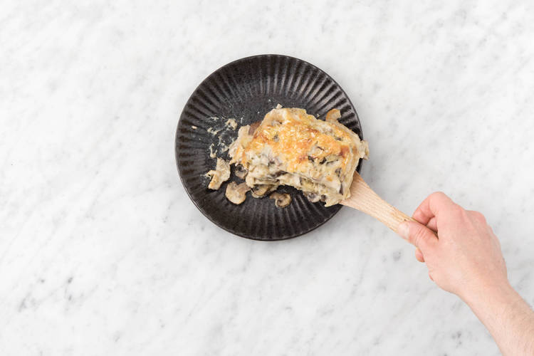 Verdeel de lasagne over de borden, eet smakelijk!