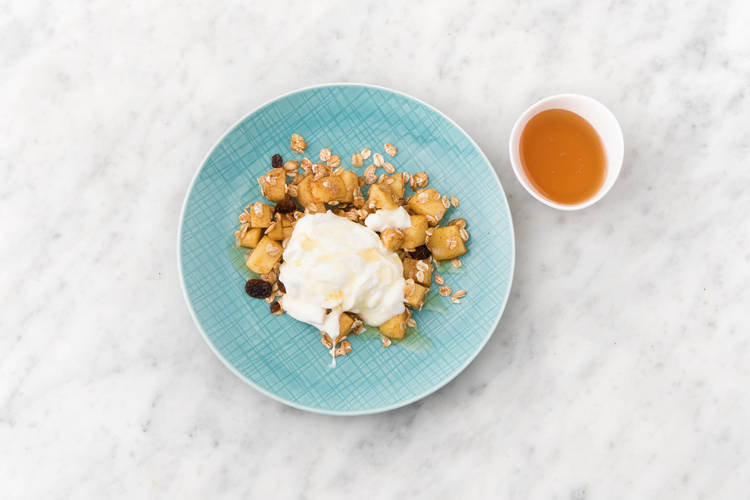 Serveer met de yoghurt en de overige honing