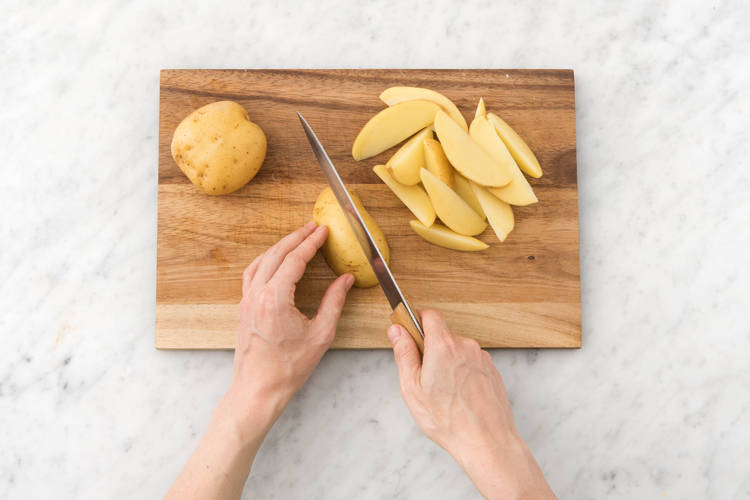 Snijd de aardappelen in parten.