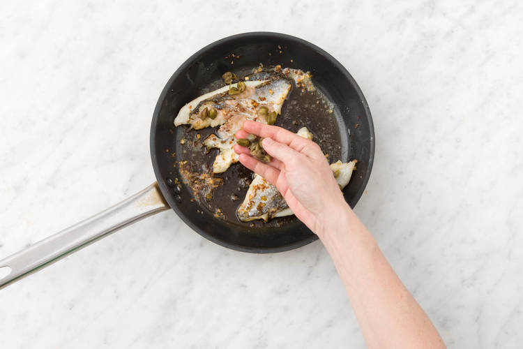 Voeg de kappertjes toe.