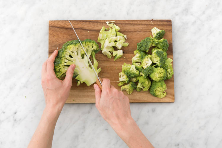 Snijd de broccoli in roosjes.