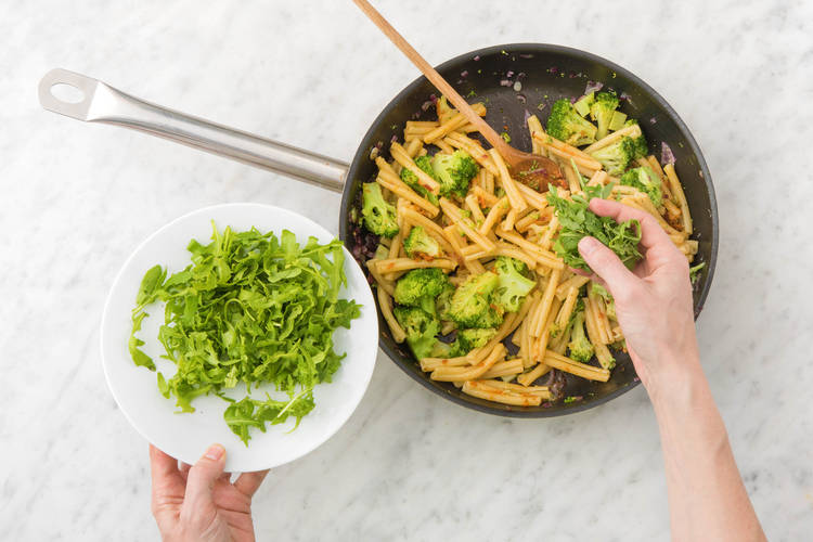 Garneer met de overige rucola.