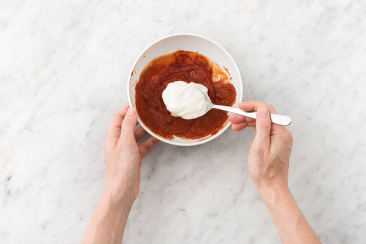 Meng de tomatenpuree met de yoghurt.