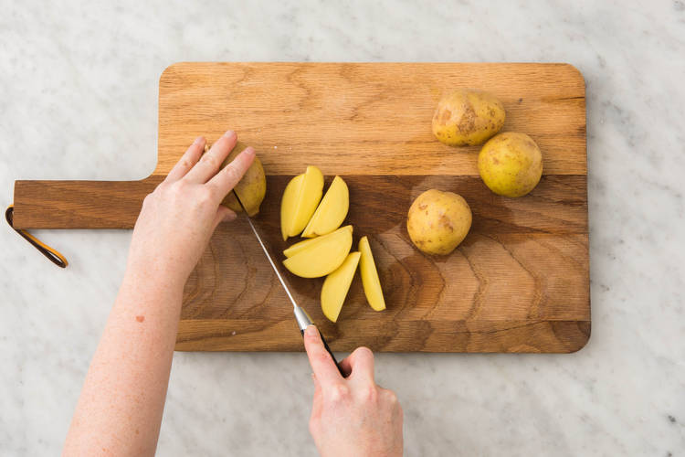 Coupez les pommes de terre en morceaux.