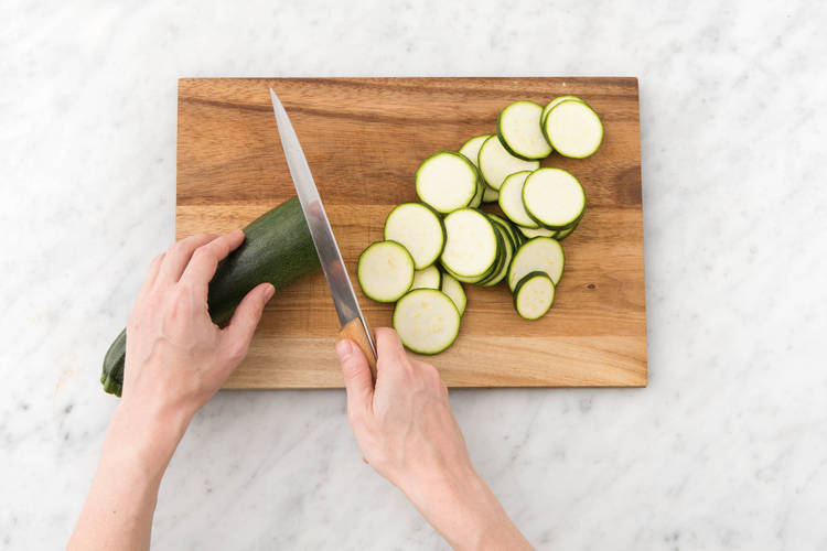 Snijd de courgette in plakken.
