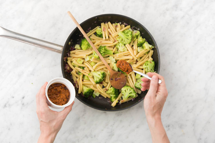 Ajoutez le pesto rouge.