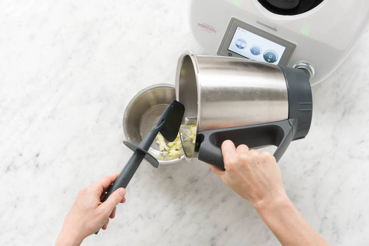 Apfelviertel umfüllen