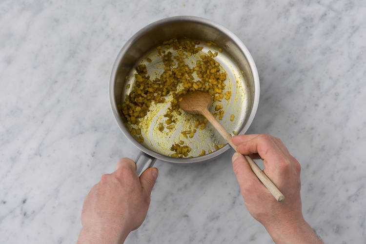 Cook the onion, curry & garlic