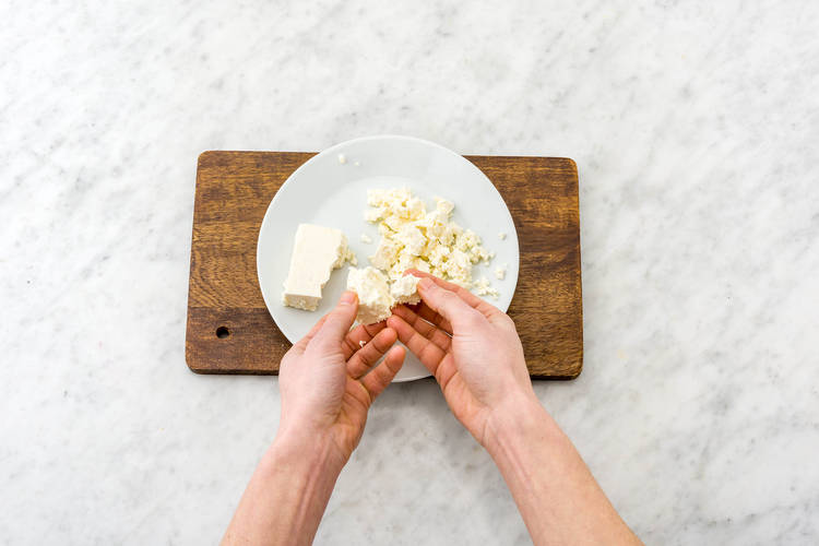 Feta grob zerkleinern