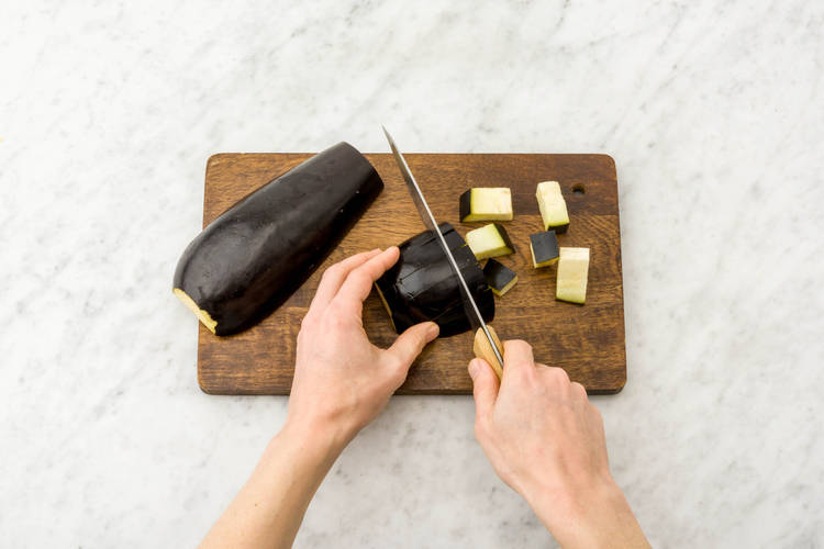 Aubergine würfeln