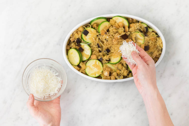 Mit restlichem Hartkäse bestreuen