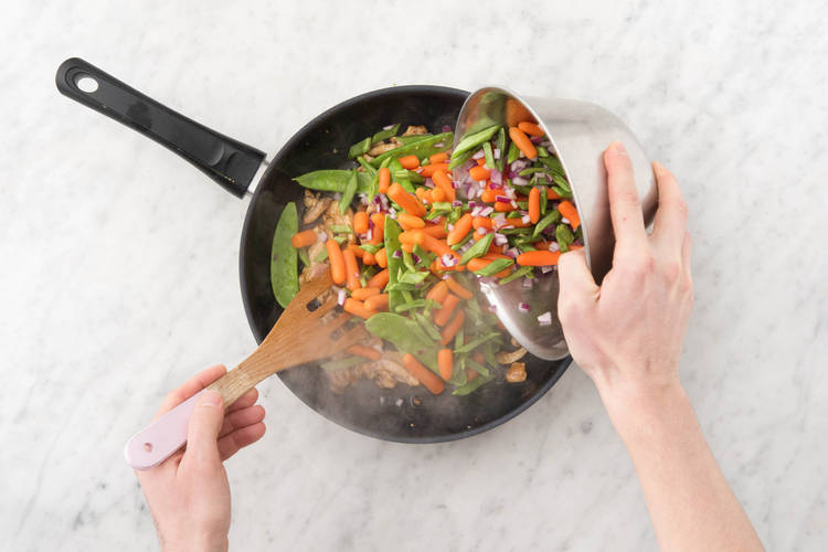 Voeg halverwege de groentenmix toe