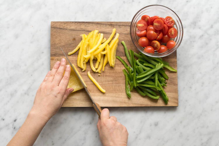 Paprika in Streifen schneiden