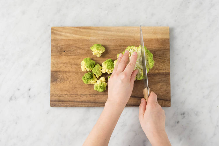 Romanesco in kleine Röschen aufteilen