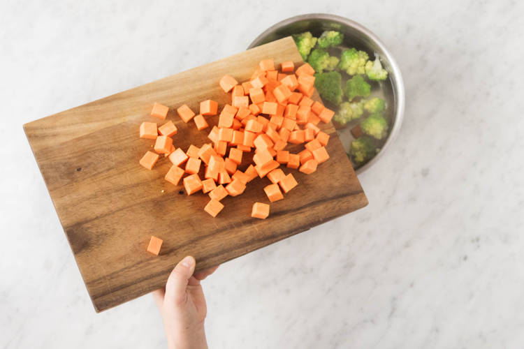 Süßkartoffelwürfel zugeben