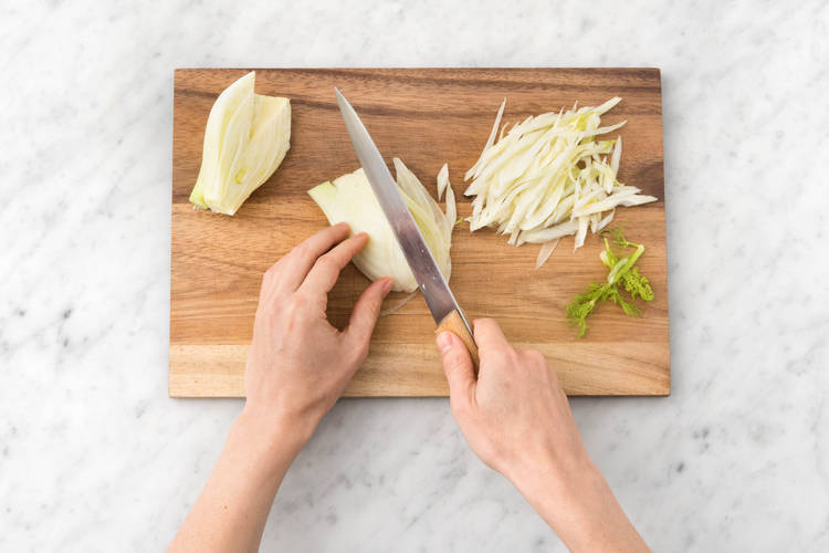 Couper le fenouil en quartiers, ôter le cœur dur et émincer en lamelles