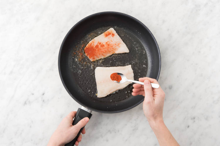 Saupoudrer le côté sans peau de paprika, puis saler et poivrer