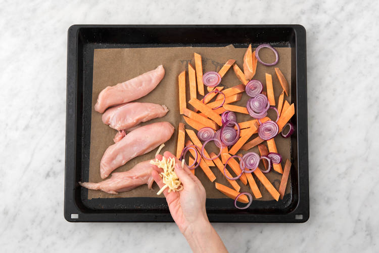Saupoudrer le filet de poulet de la moitié du cheddar.