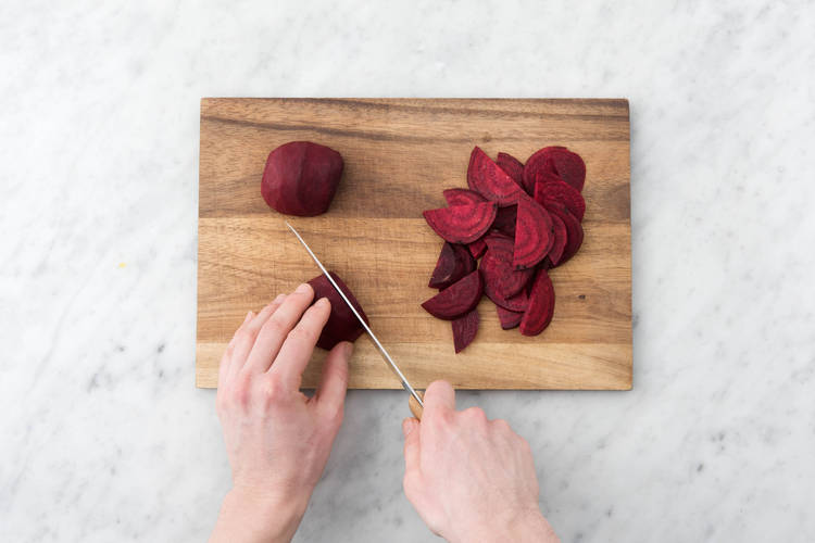 Éplucher les betteraves rouges et les tailler en demi-rondelles plutôt fines
