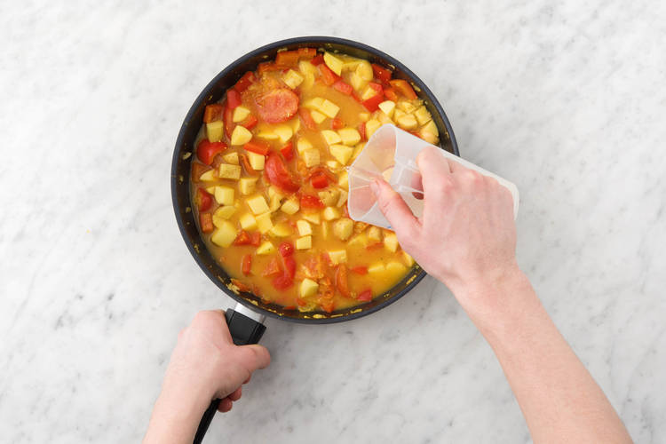 Voeg 150 ml water per persoon toe aan de wok of hapjespan