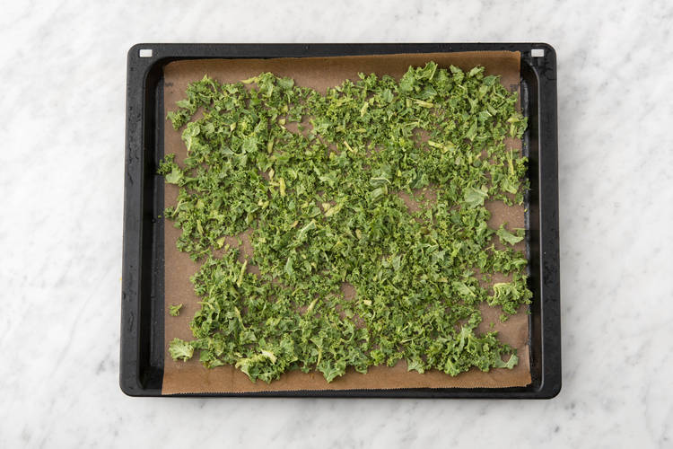 Disposer le chou frisé sur la plaque recouverte de papier sulfurisé