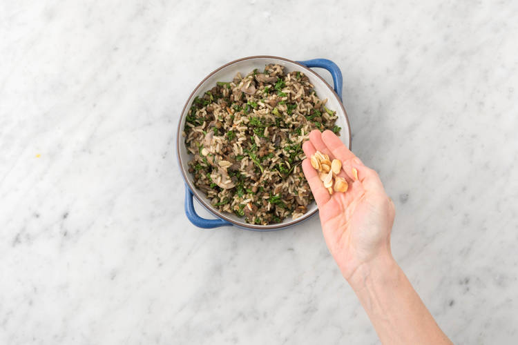 Garnir du reste d’amandes effilées.