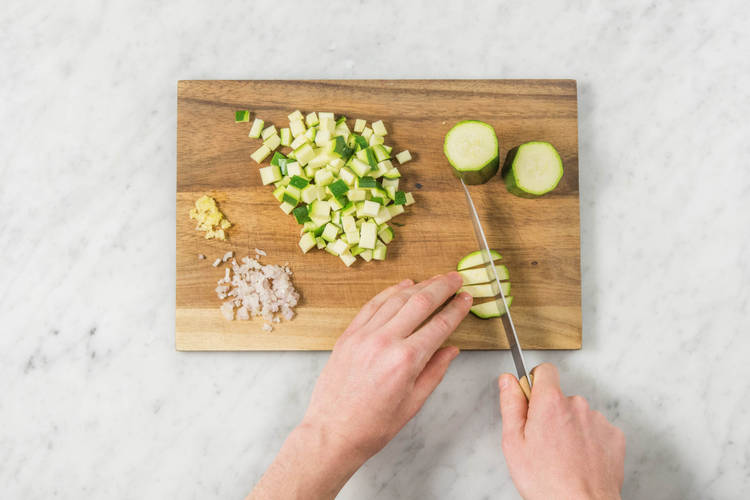 Zucchini würfeln