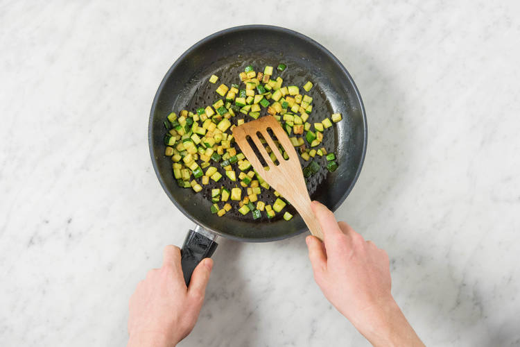 Zucchiniwürfel anbraten